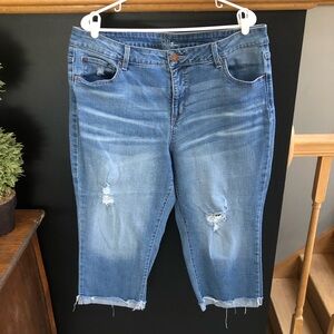 Women’s cropped distressed cuffed hem jeans. Size 18